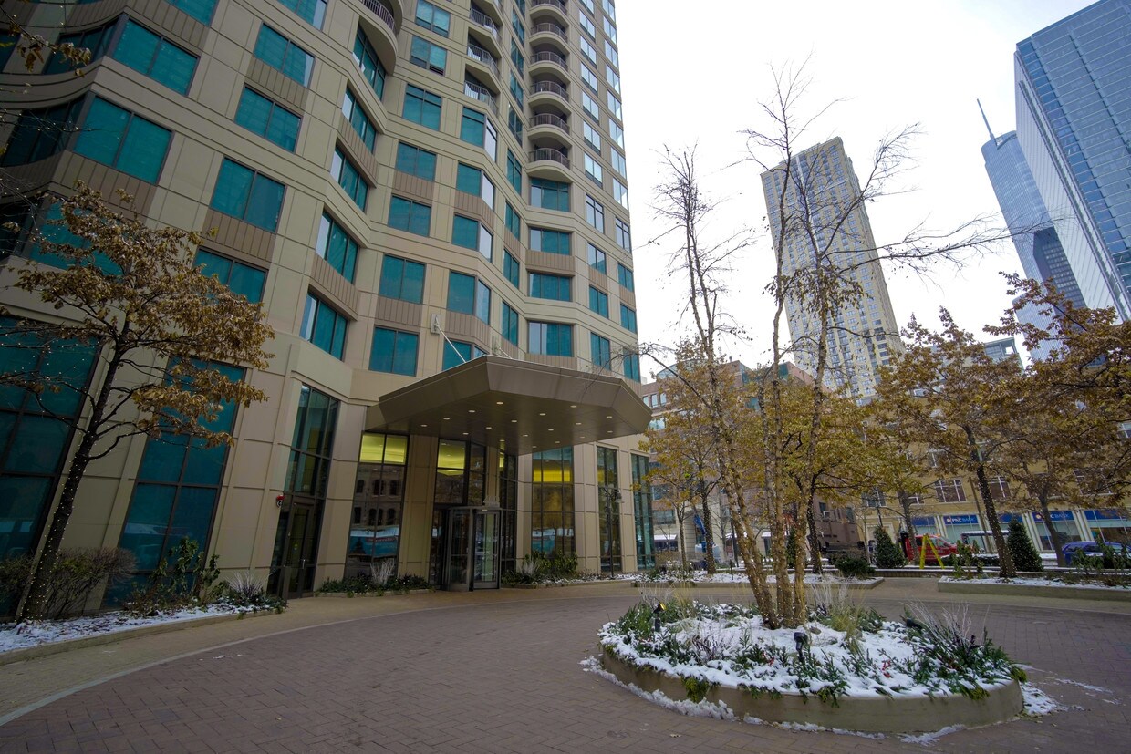 Primary Photo - 400 N LaSalle Dr