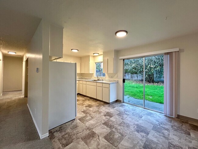 Foto del edificio - Freshly Updated 3-Bedroom Home with Spacious Backyard and Garage