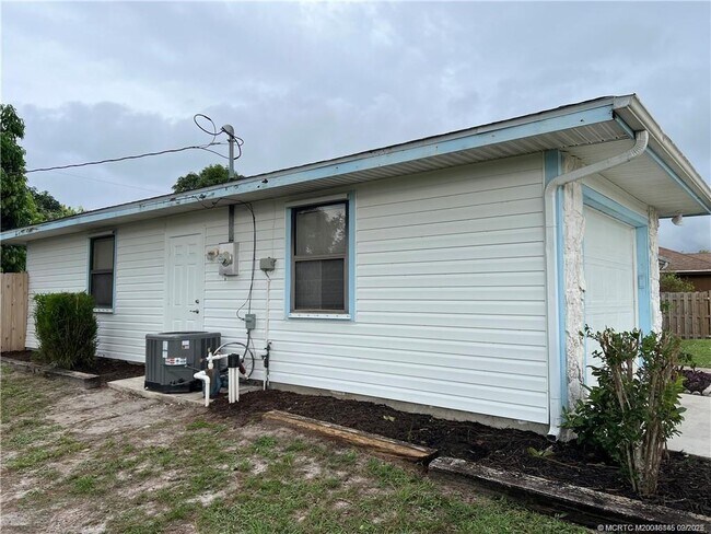 Building Photo - 160 SE Lakehurst Dr