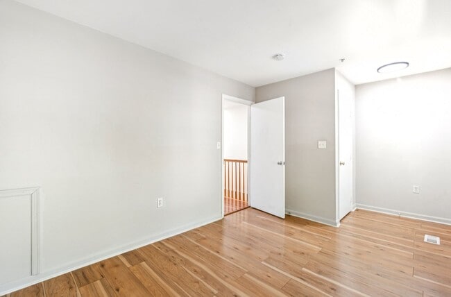 Building Photo - Spacious 3BR Townhome Near Metro & Nationa...