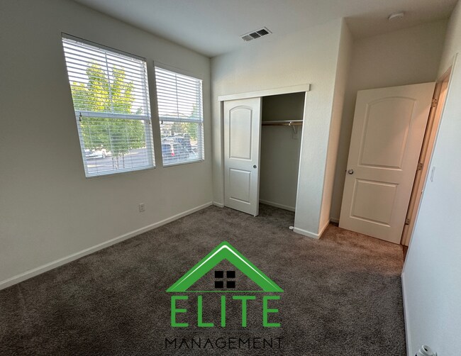 Foto del edificio - Spacious 4-Bedroom Home in Sought-After No...