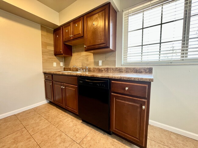 Building Photo - 1545 Leeshores Ln