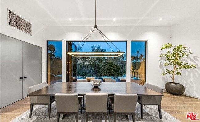 Foto del edificio - 727 N Beverly Glen Blvd