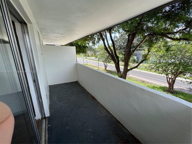 Foto del edificio - 465 S Royal Poinciana Blvd