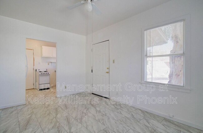 Building Photo - 9316 E Balsam Ave
