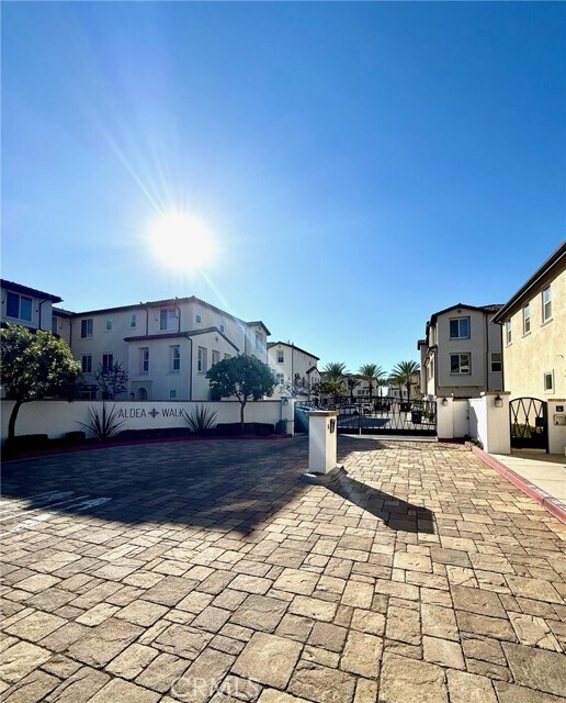 Foto del edificio - 8258 Celestial Ave