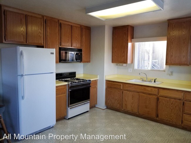Building Photo - 3 br, 2 bath House - 1045 E. Country Club