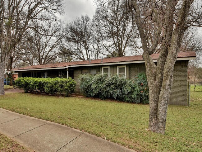 Foto del edificio - 2401 Western Trails Blvd