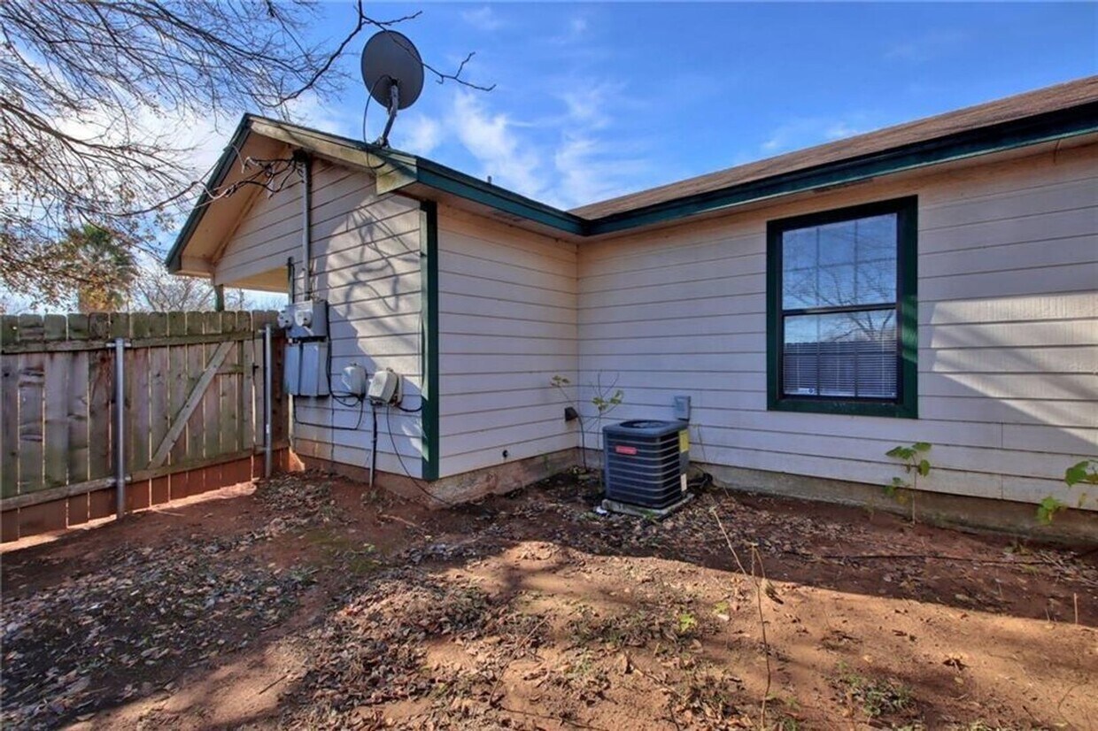 Building Photo - Corner 2 bedroom with fenced in backyard