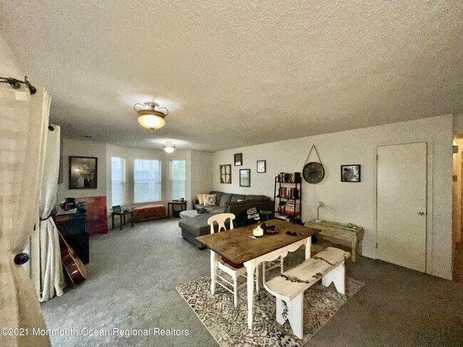 Building Photo - 33 Tulip Ln