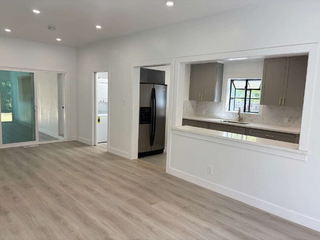 Building Photo - "Stunning Newly Remodeled 3-Bed Oasis with...