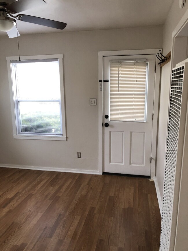 Building Photo - $2,095 / 1br - 400 sqft - 1 Bed 1 Bath Cot...