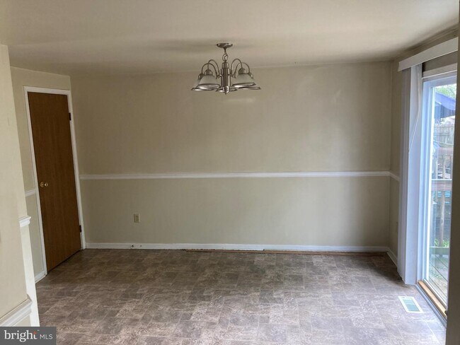 Building Photo - 1528 Violet Dr