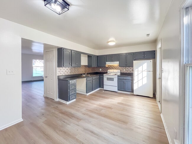 Building Photo - 13 Fox Hill Dr