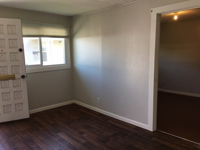 Building Photo - 1 Bedroom Unit in Triplex  Near Downtown and Campus