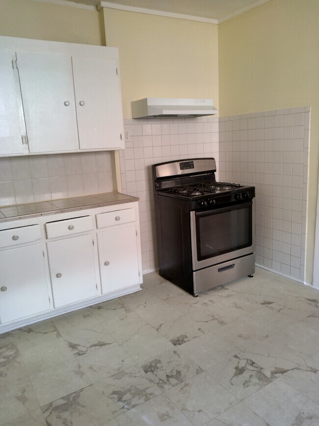 Kitchen - 29 Parkview Ave