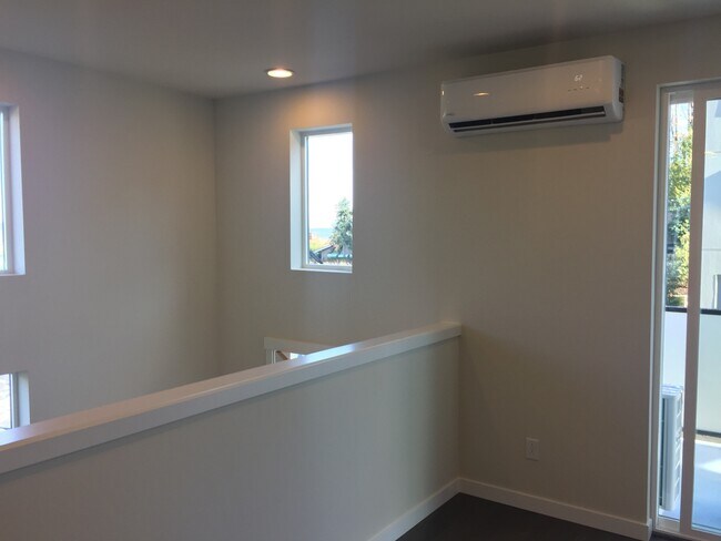 Foto del edificio - Newer Townhouse in Lake Forest Park!