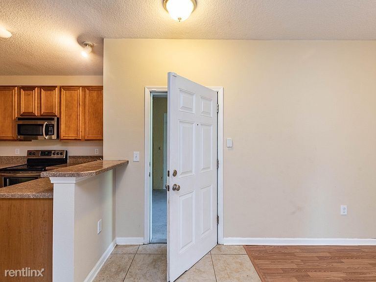 Foto principal - 6935 Ortega Woods Dr