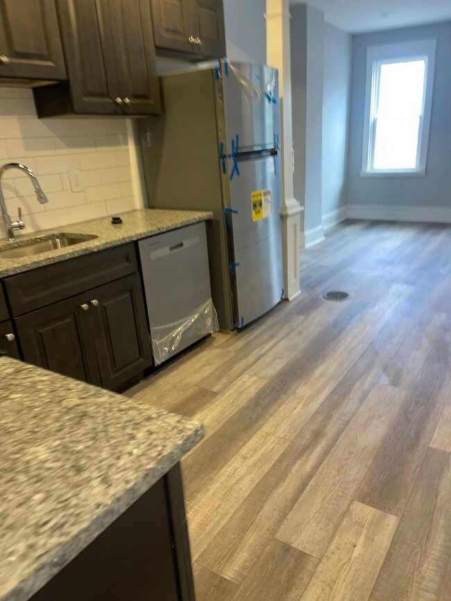 Building Photo - Newly renovated 2 bedroom unit available f...