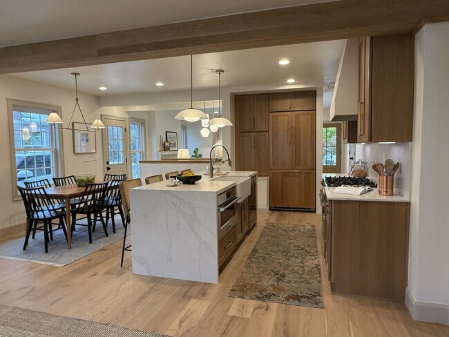 Foto del edificio - Beautiful Remodeled Sugar House Home
