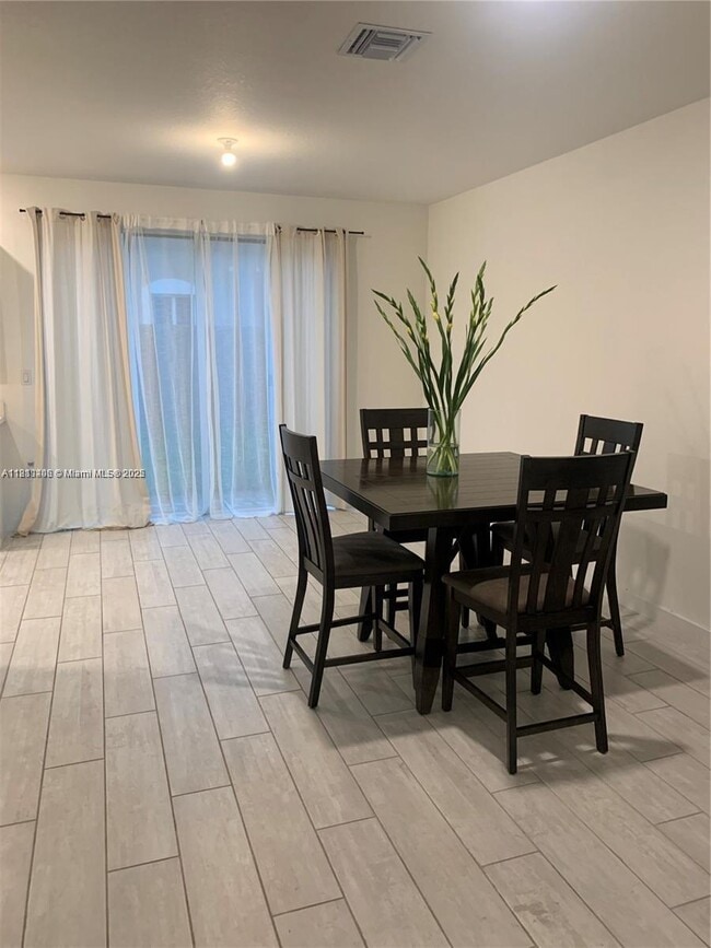 Foto del edificio - 1041 SE 23rd Terrace