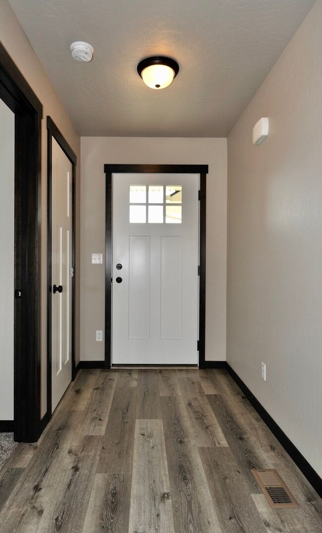 Building Photo - 4 bed 2 bath Rancher Lancaster & Meyer