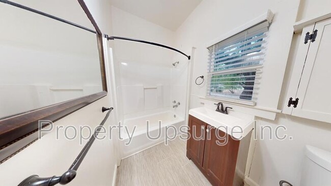 Building Photo - 648 Reeds Ave