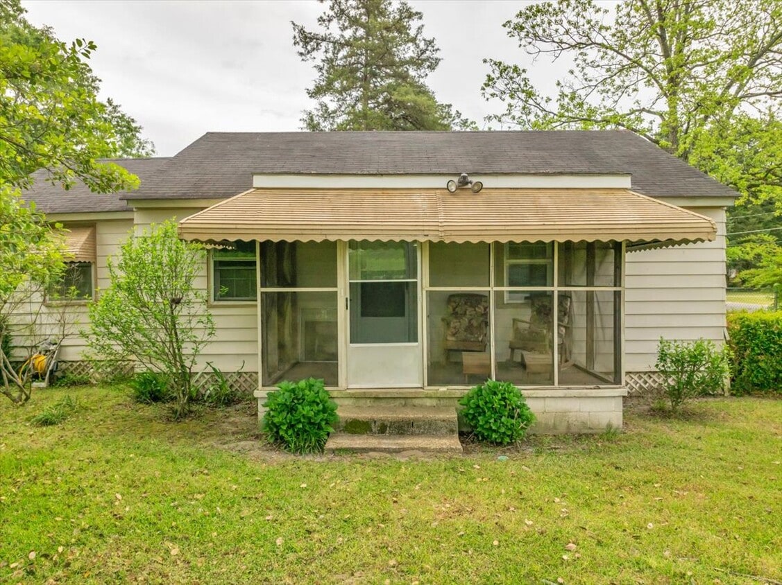 Primary Photo - 601 Travelers Rest Rd
