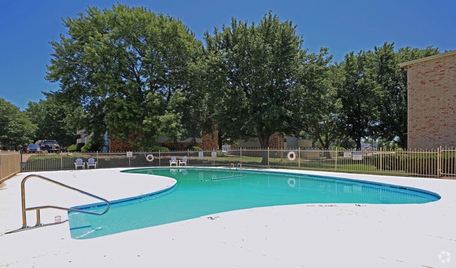 Pool - Brentwood Apartments