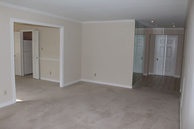 Building Photo - Fresh 2/2 Top Floor Condo - Water included...