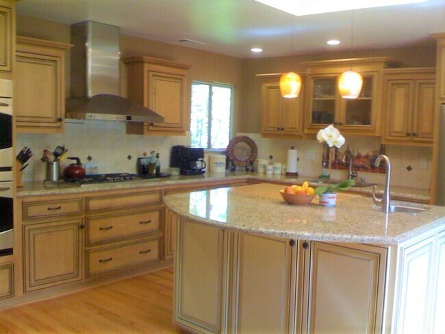 Foto del edificio - Beautifully Remodeled Evergreen house - hardwood, granite, A/C, stainless - Dogs welcome