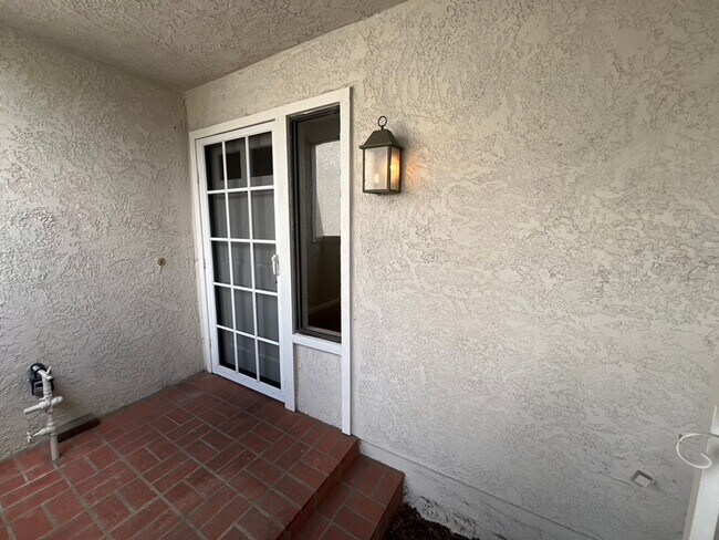 Building Photo - 2 Bedroom 1.5 Bath Irvine, Ca