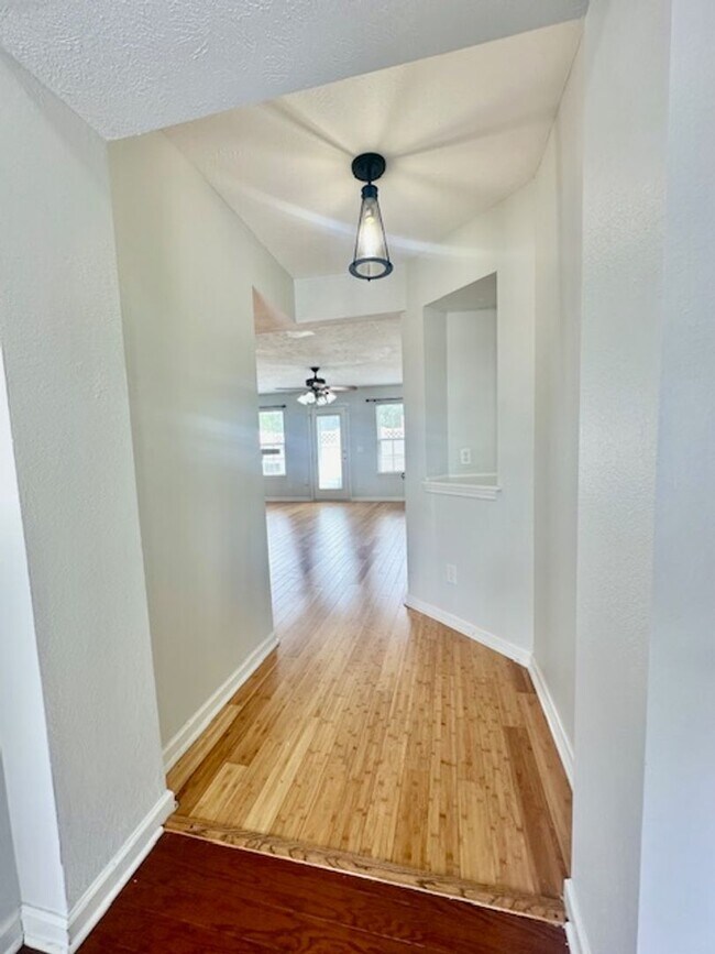 Foto del edificio - Welcome Home! Rare 3 Bedroom 2.5 Bath Town...