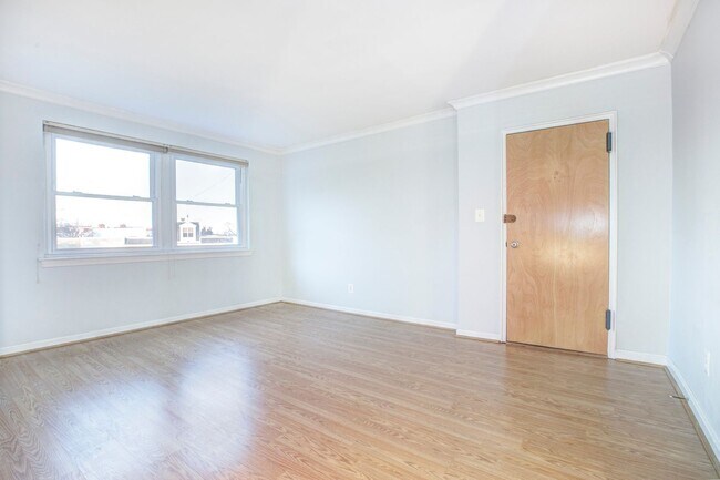 Foto del edificio - Bright 1 Bed/1 Bath in Hill East! Parking + Storage Included