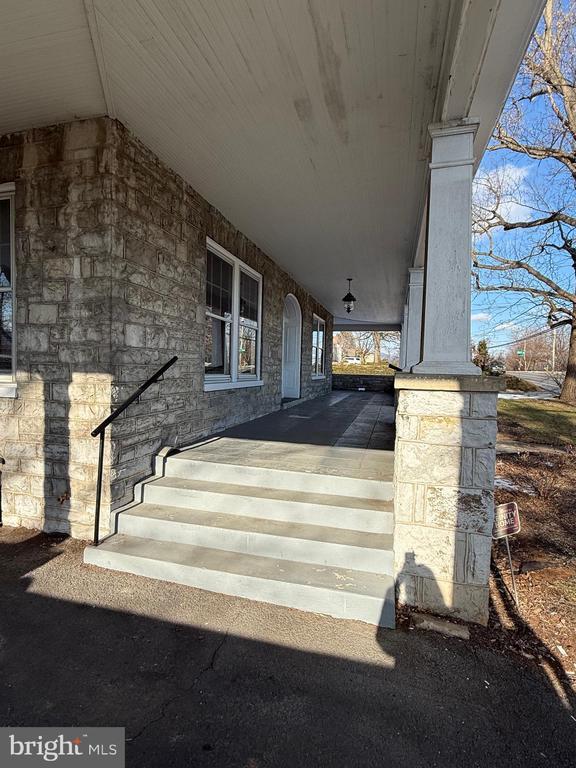 Building Photo - 135 Fort Loudon Rd