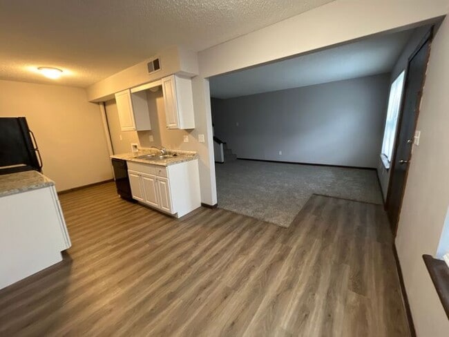 Building Photo - Completely Updated Townhome - 2 bed/ 1 bat...