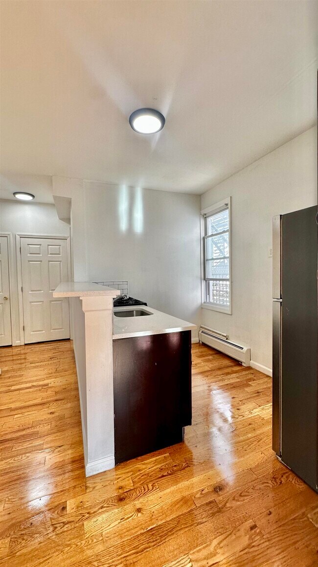 Foto del edificio - 245 Duncan Ave