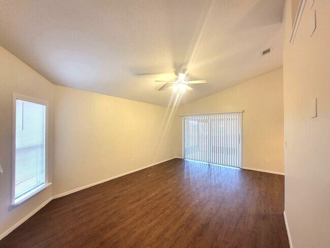 Building Photo - 3 Bedroom/ 2 Bathroom Home In East Orlando!