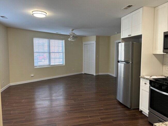 Building Photo - 7441 N Rogers Ave