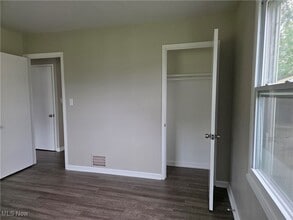 Building Photo - 859 E Avondale Ave