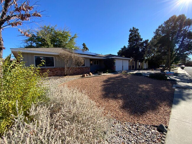 Foto del edificio - 3 Bedroom Single Story Home Available Near Louisiana Blvd NE & Candelaria Rd NE!