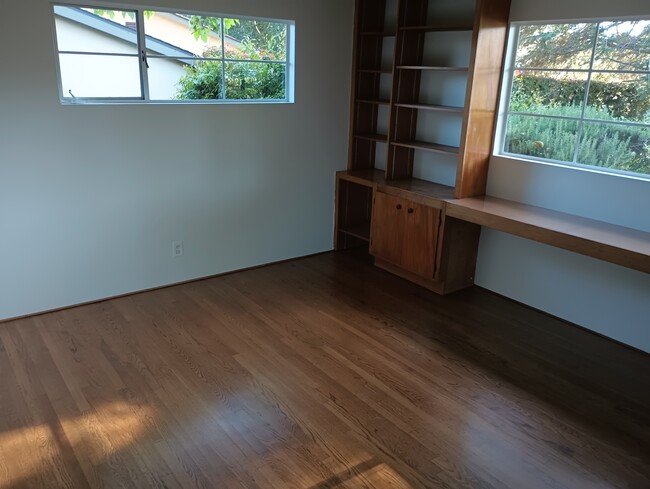 Large second bedroom with built in shelves and work space - 606 Calle Palo Colorado