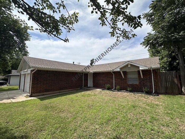 Building Photo - 807 Clear Creek Yukon, OK 73099