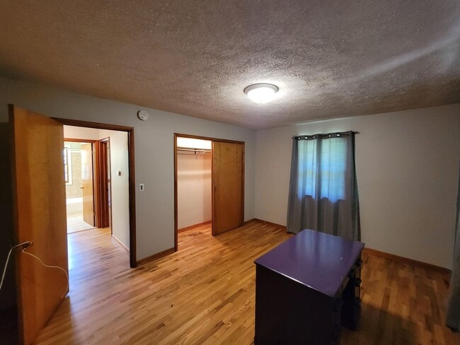 Building Photo - 3 bedroom house 1.5 bathroom