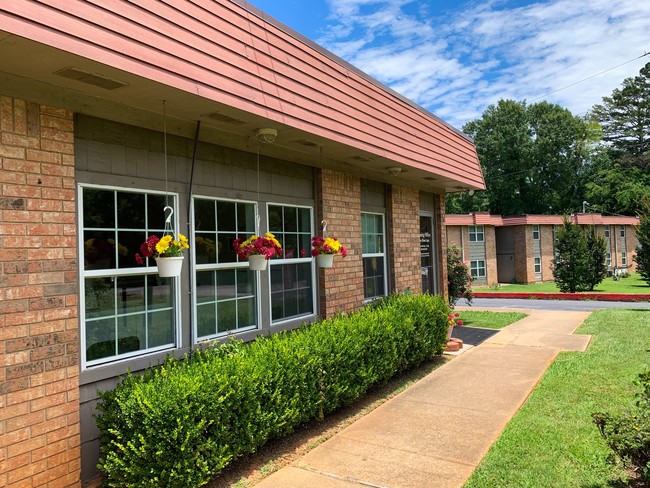 Building Photo - Pine Wood Apartments