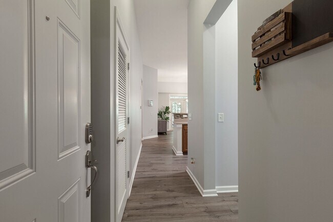 Building Photo - Gorgeous 3/2 Top Floor Condo w/ Private Vi...