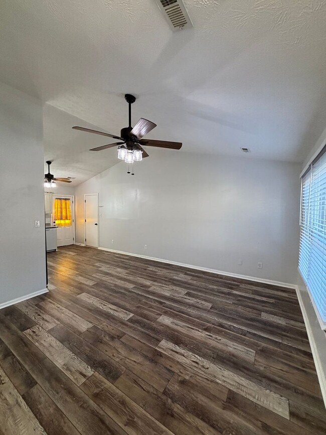 Foto del edificio - 3 Bedroom Home with Modern Updates & Small...