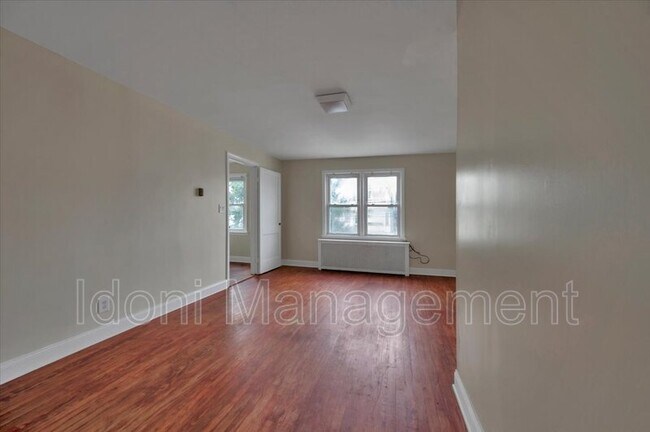 Building Photo - 770 Brewster St