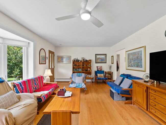 Building Photo - "Stunning 4-Bed Oasis with Granite Eleganc...
