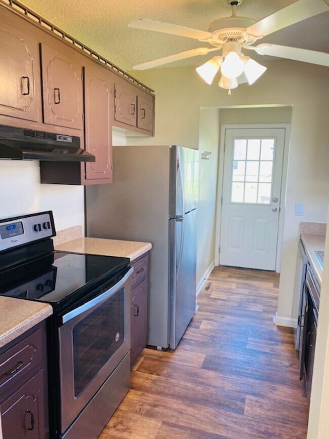 Building Photo - Cute 3 Bed Home near Ft Campbell with Fenc...